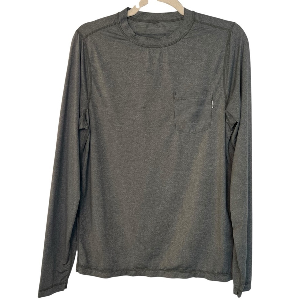 Vuori Men’s Pocket Long Sleeve Tee Shirt Grey Sage Medium Active Sporty Athletic